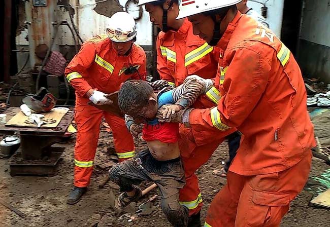 Rescuers race against time after SW China quake