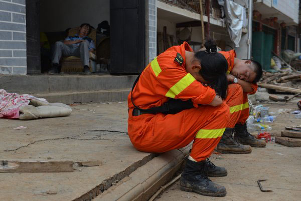 First female quake rescue team arrives at epicenter