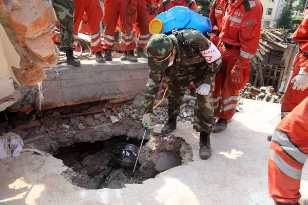 Soldiers prevent disease in quake zone