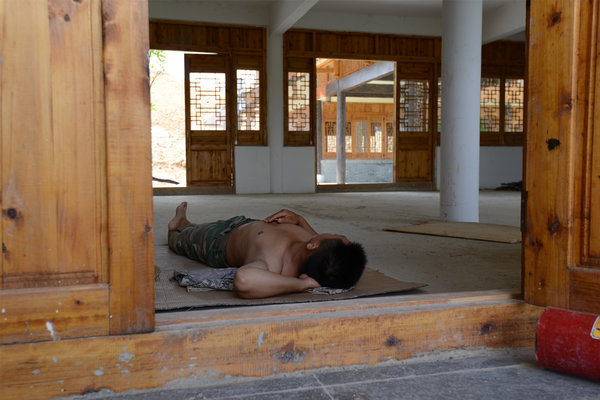 Migrant workers' afternoon nap