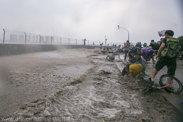 Tidal waves display brute force of nature[4]-