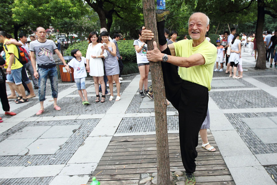 Amazing splits 88 years old does