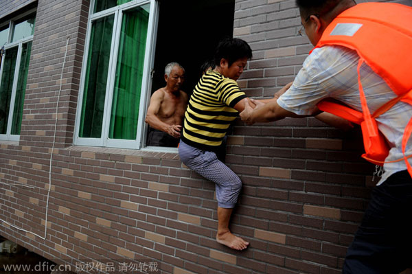 Emergency rescue in flood stricken E China