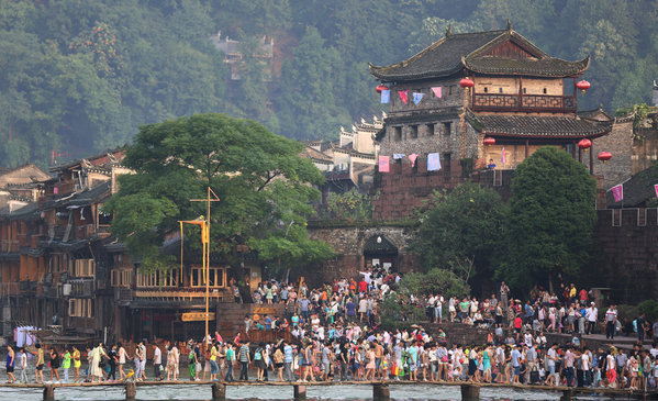 Fenghuang town sees a wave of tourists after floods