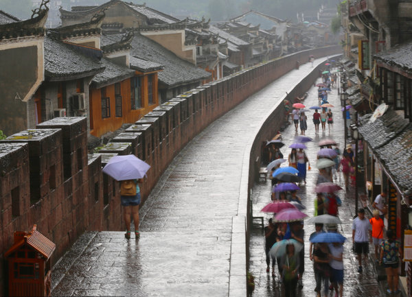 Fenghuang town sees a wave of tourists after floods