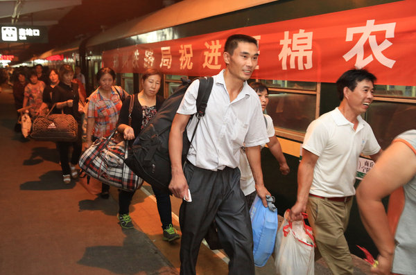 Workers flock to Xinjiang cotton harvest