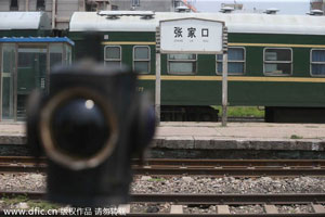 Workers flock to Xinjiang cotton harvest