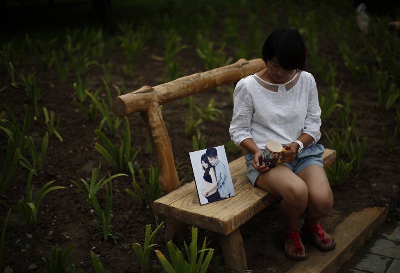 Families find comfort in MH370 passengers' mementos