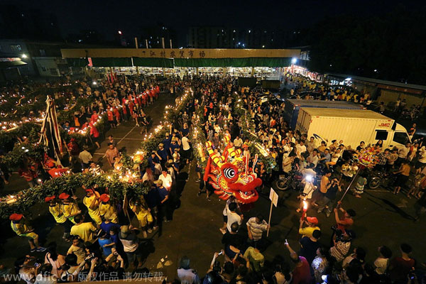 Dancing dragon fires up Mid-Autumn Festival celebrations