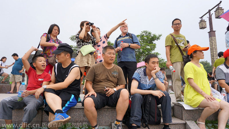 Tide watchers flock to Qiantang River for Mid-Autumn Festival