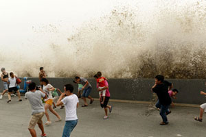 Tide watchers flock to Qiantang River for Mid-Autumn Festival