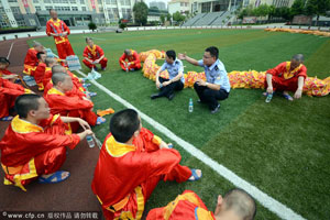 Dancing dragon fires up Mid-Autumn Festival celebrations