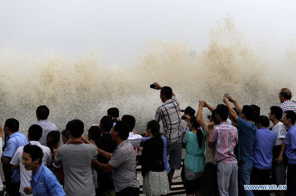 Visitors view soaring tide of Qiantang River