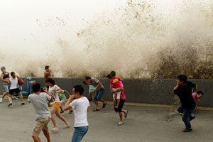 Visitors view soaring tide of Qiantang River