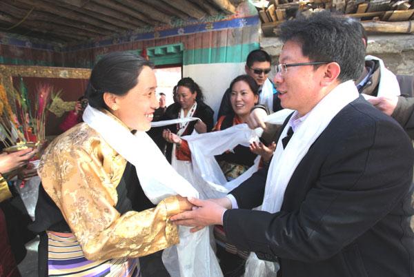 Couple boost life, culture in Tibet