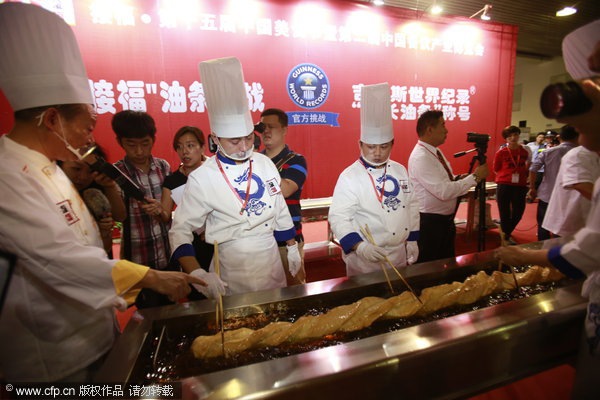 Giant '<EM>youtiao</EM>' breaks the Guinness World Record