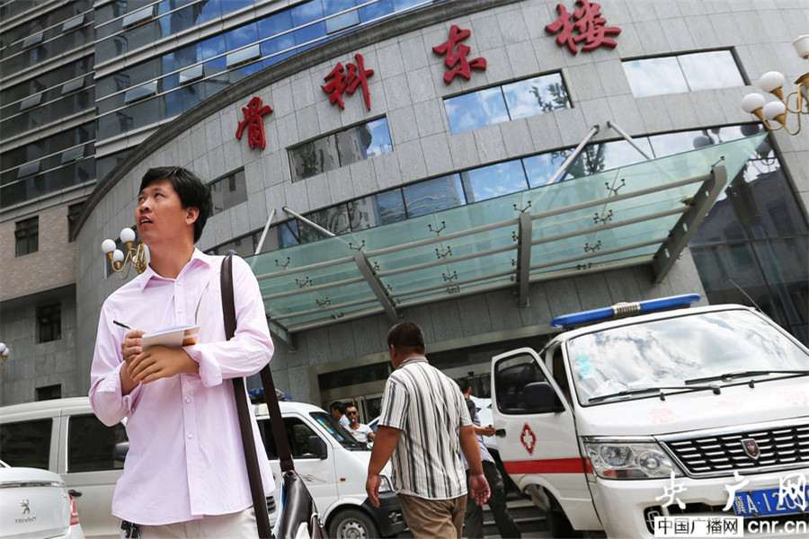 Hebei amputees sell artificial limbs with love