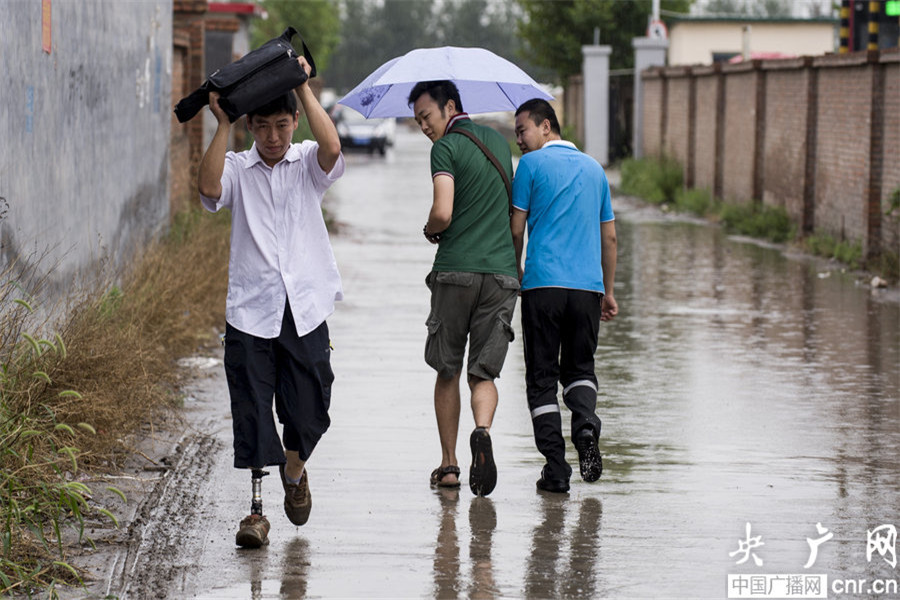 Hebei amputees sell artificial limbs with love