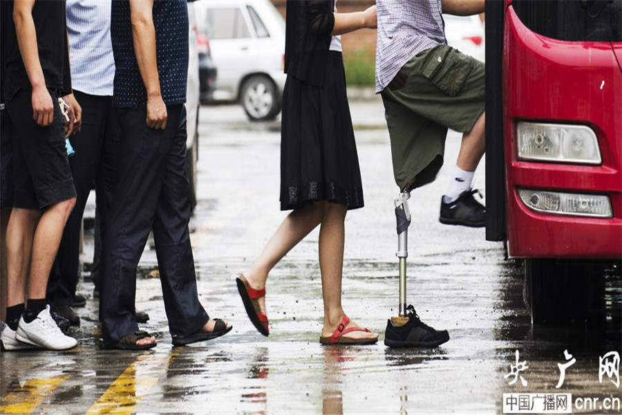 Hebei amputees sell artificial limbs with love