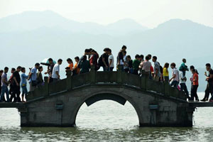 Scenic spots in Beijing packed with tourists