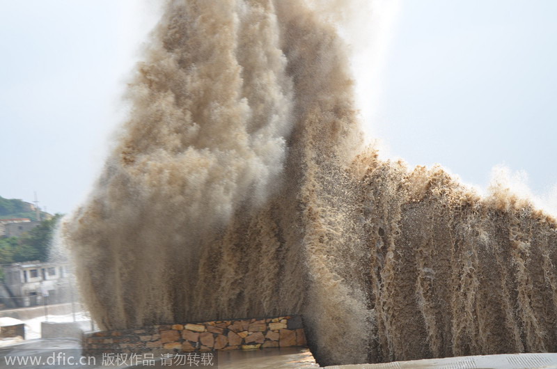 Typhoon Vongfong brings high waves to China's coastal provinces