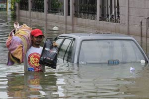 Typhoon Vongfong brings high waves to China's coastal provinces