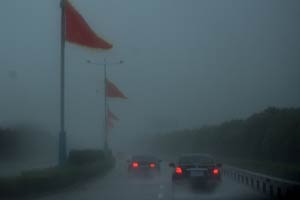 Typhoon Vongfong brings high waves to China's coastal provinces