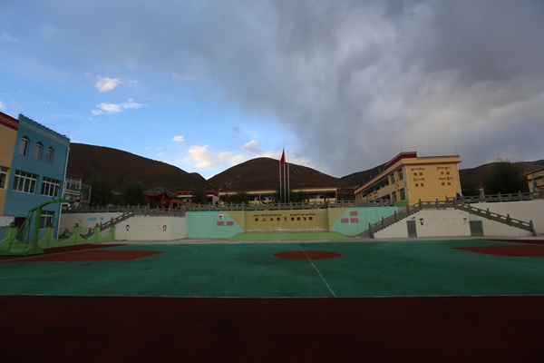 Primary school at the verge of Tibetan Plateau[