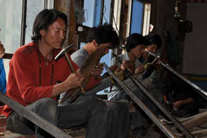 First authorized buskers appear on streets of Shanghai