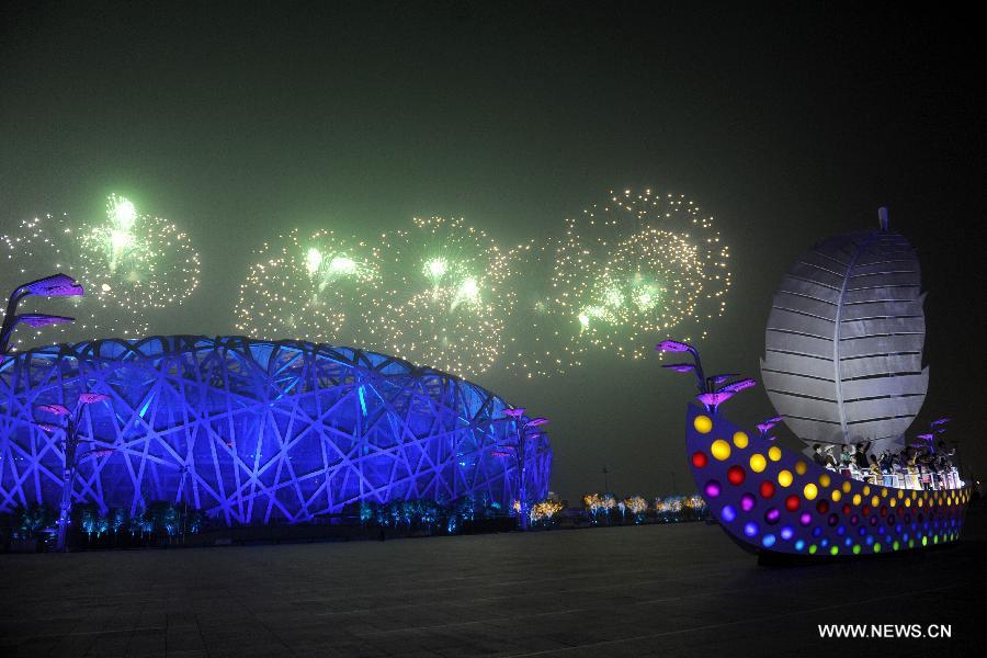 Magnificent fireworks showed at APEC grand banquet