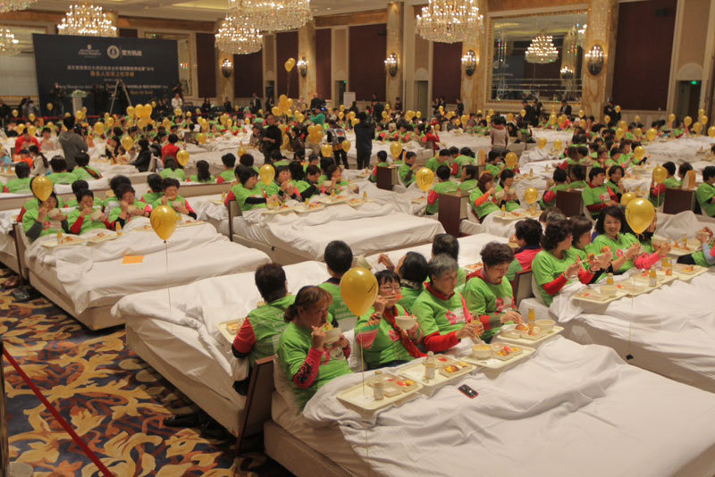 The most people dine on the beds