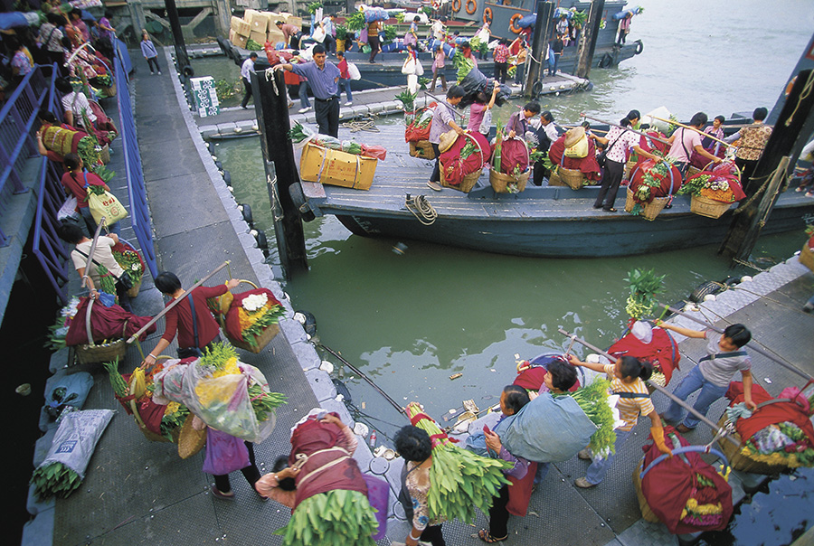 100 photographers' focus on Macao