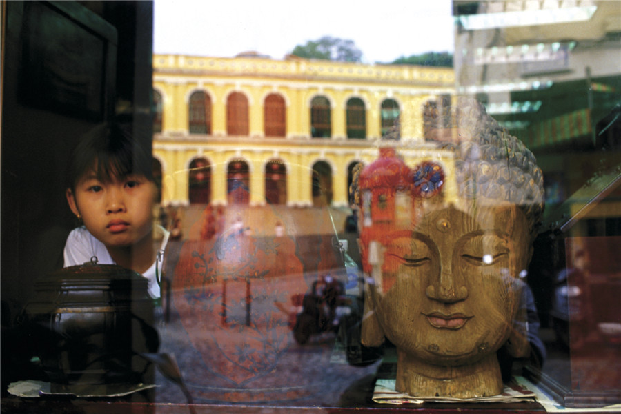 100 photographers' focus on Macao