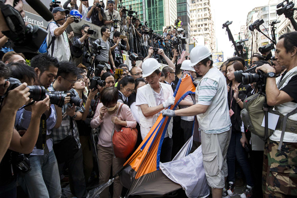 Hong Kong authorities clear Mong Kok occupying area