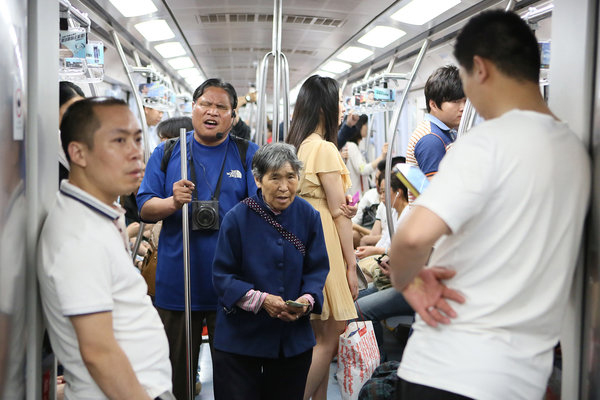 Beijing subway beggars face fine of up to 1,000 yuan