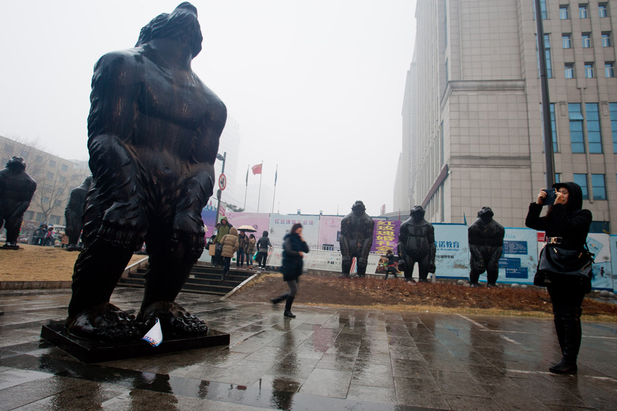 Giant ape statues stun locals in NE China