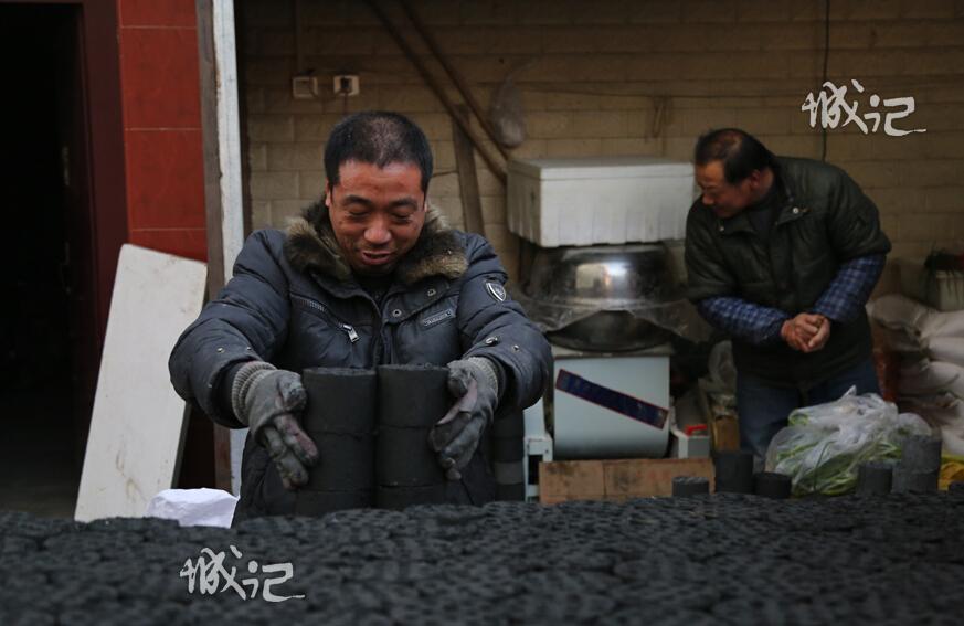 Coal haulers in city: to warm the winter