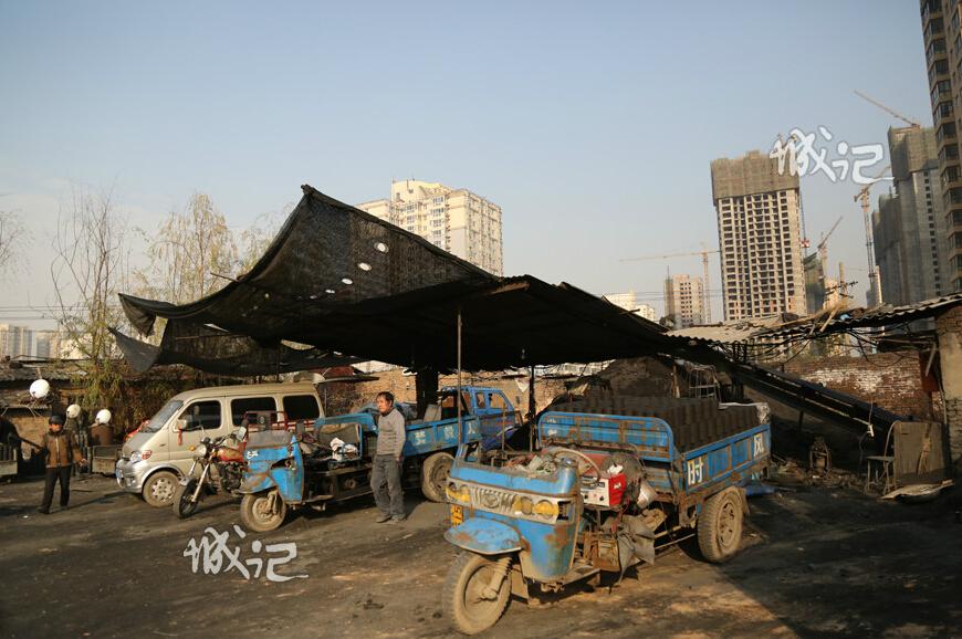 Coal haulers in city: to warm the winter