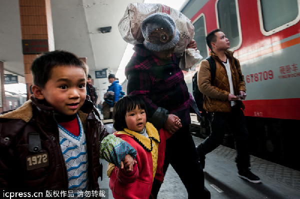 Chinese railway operator starts selling <EM>chunyun</EM> tickets