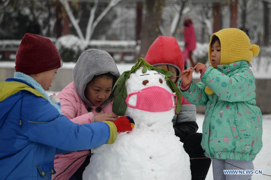 Heavy snow engulfs North China