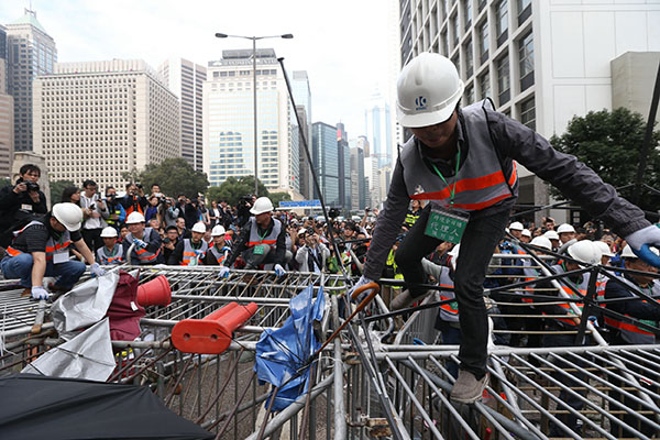 Hong Kong police clear remaining occupy sites
