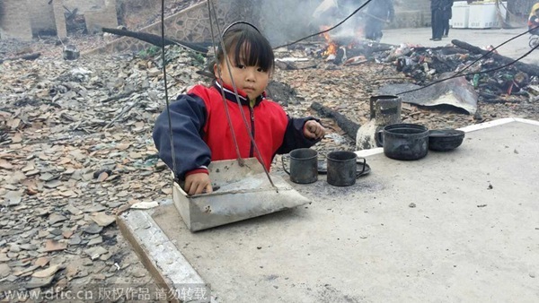 Fire engulfs ethnic village in SW China