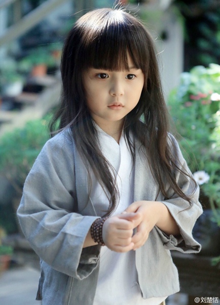 Cute girl in Han Chinese costume