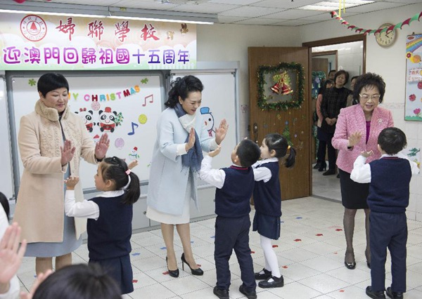 Peng Liyuan visits kindergarten in Macao
