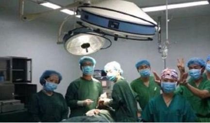 Surgeons taking selfies backfire