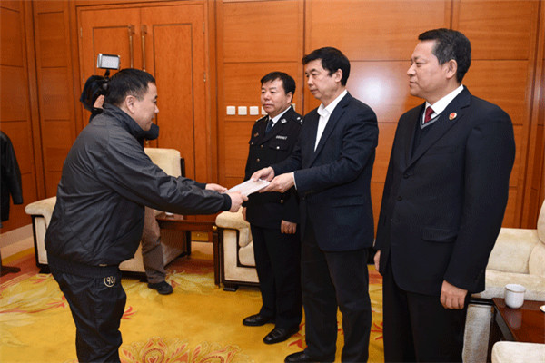 Escaped ex-city Party chief surrenders