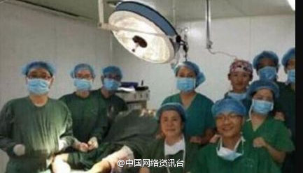 Patient claims he agreed to surgeons taking selfies