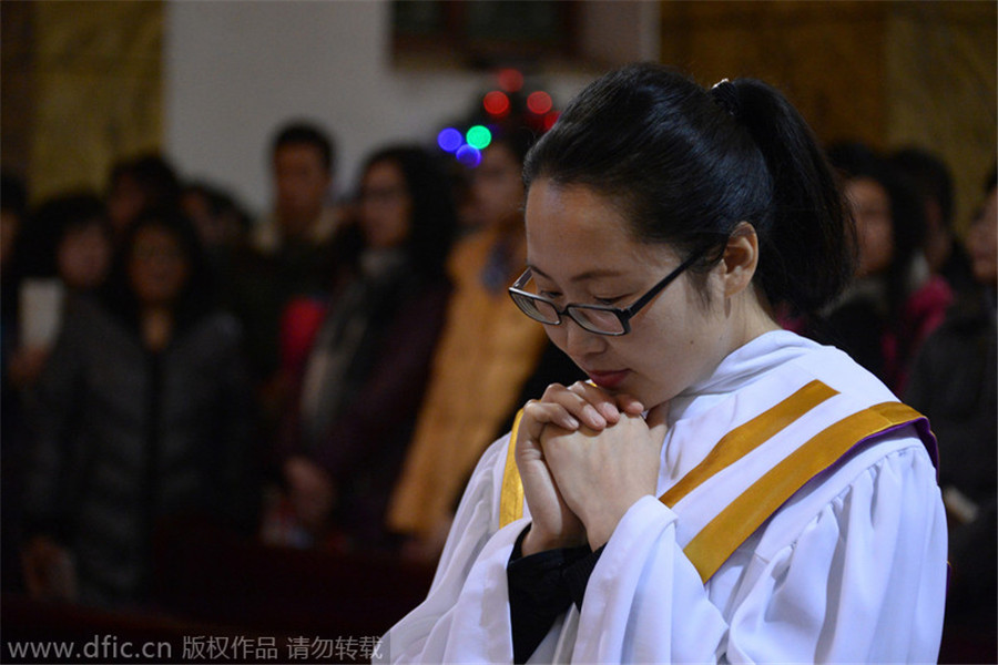 Chinese worshipers attend Christmas mass
