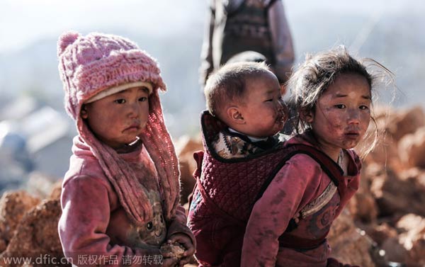 Children step out of Daliang Mountain