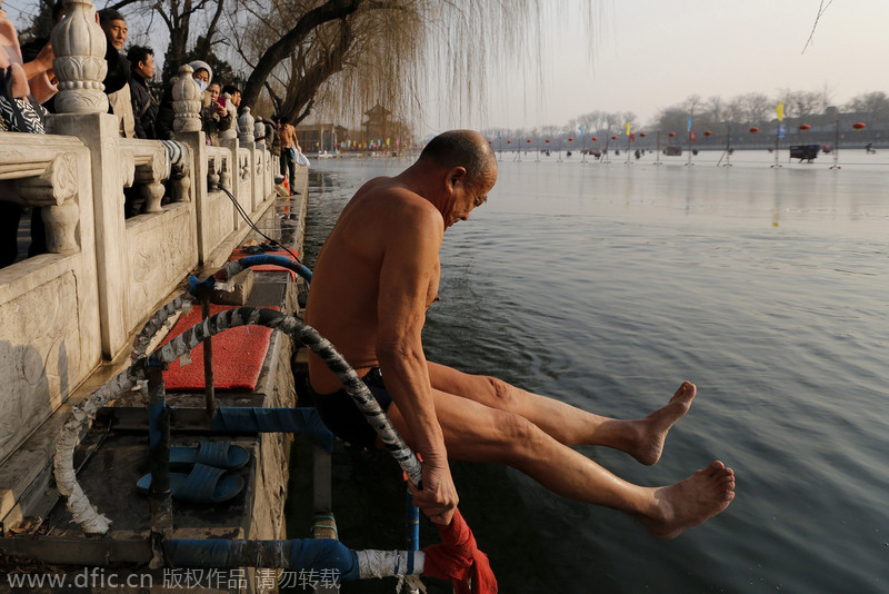 Elderly swimmers see health benefits in freezing water